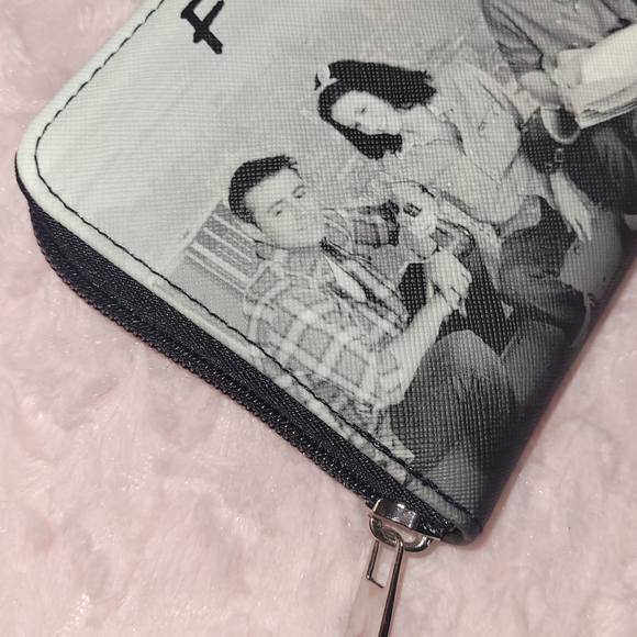 F•R•I•E•N•D•S zip-around wallet - Picture 8 of 16